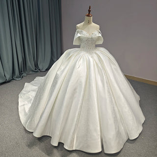 Elegant Sweetheart Satin Wedding Dress with Lace Fabric and Puffy Skirt for Brides