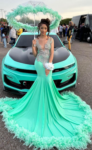 Exquisite Feathered Mint Green Mermaid Gown with Beaded Bodice