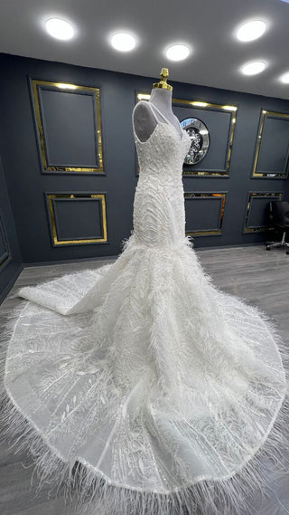 Feathered Fantasy Bridal Gown: Ethereal Elegance and Dazzling Details