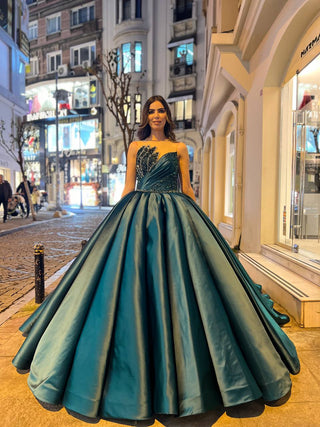 Luxurious Couture Ball Gown with Exquisite Beaded Bodice and Detailed Floral Appliqué