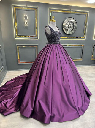 Luxurious Embellished Princess Ball Gown with Elegant Glitter Accents