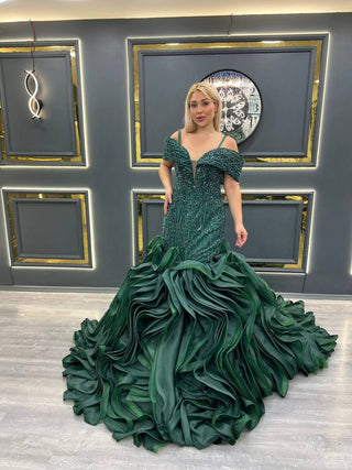 Exquisite Emerald Green Off-Shoulder Beaded Mermaid Dress with Dramatic Ruffled Train