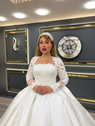 Exquisite Princess Ball Gown Wedding Dress with Intricate Lace Appliqué and Sheer Sleeves